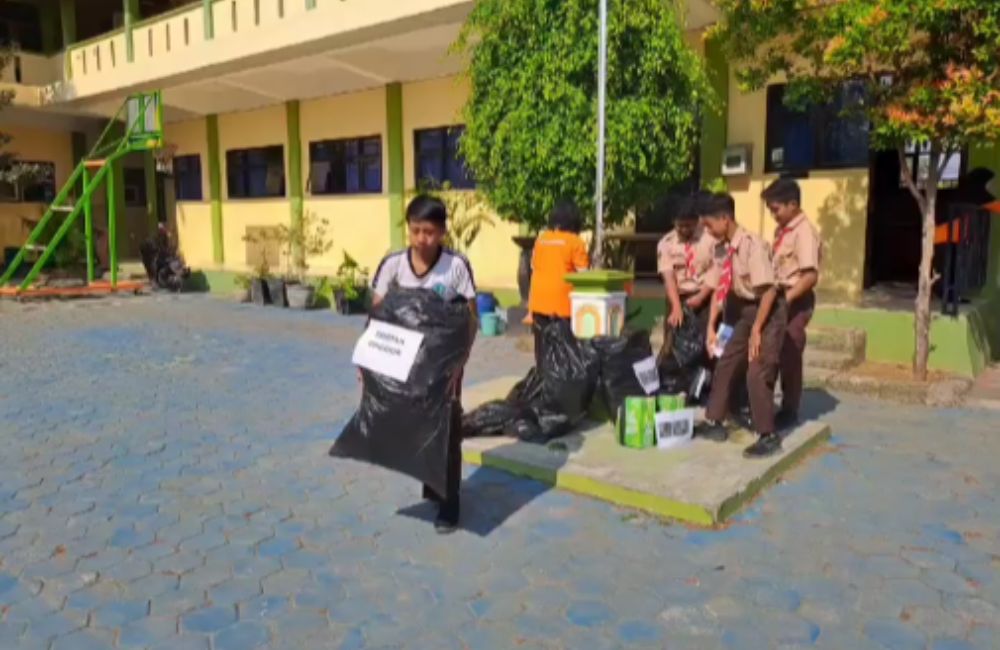 KERJA BAKTI BERSIH-BERSIH SEKOLAH DI SMPN 2 BATURETNO